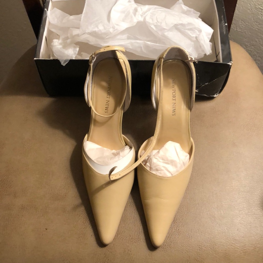 Newport News stilettos, new! Cream color. Sexy. 8M